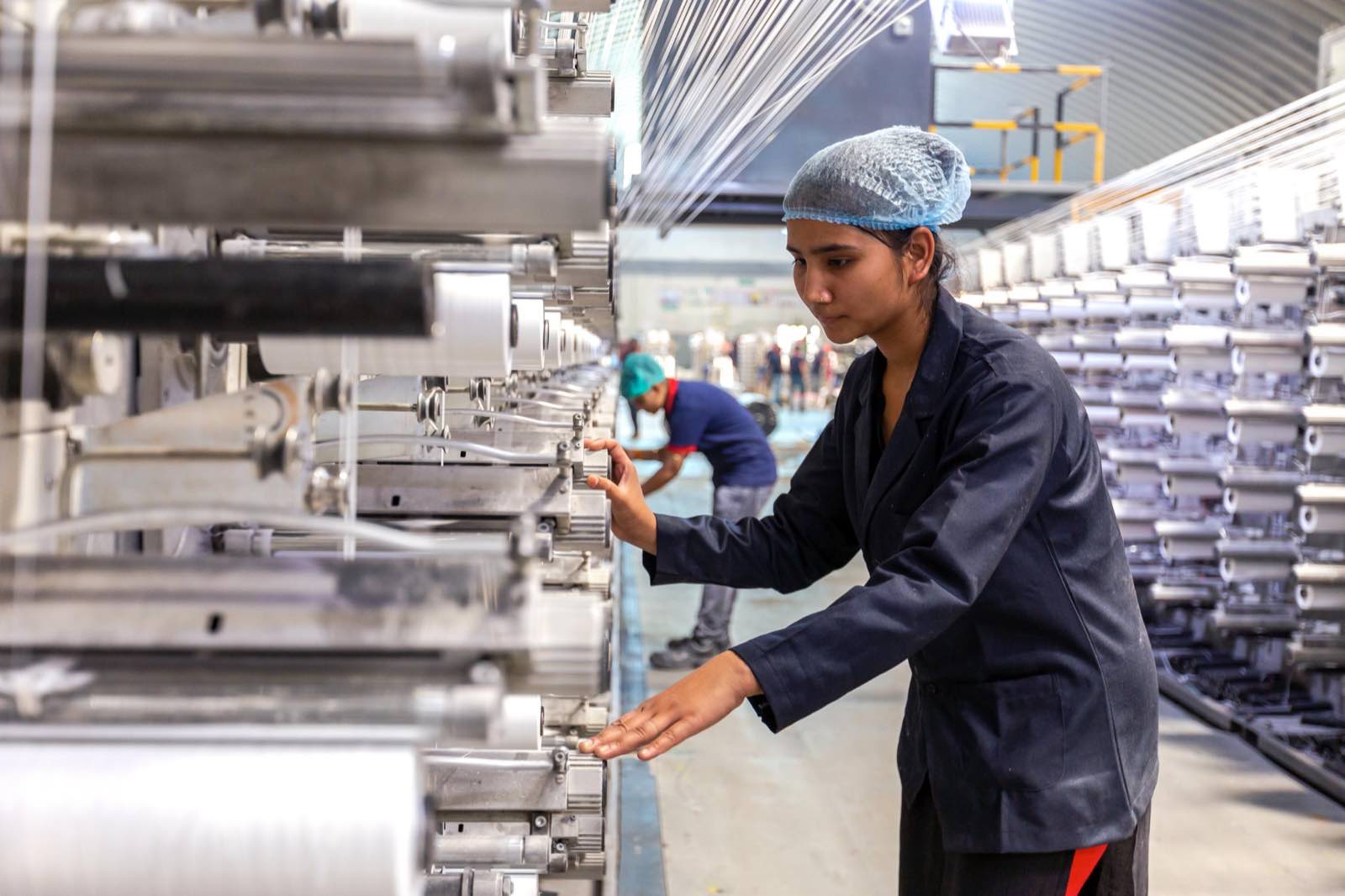 A Pegma operator at a circular loom during production